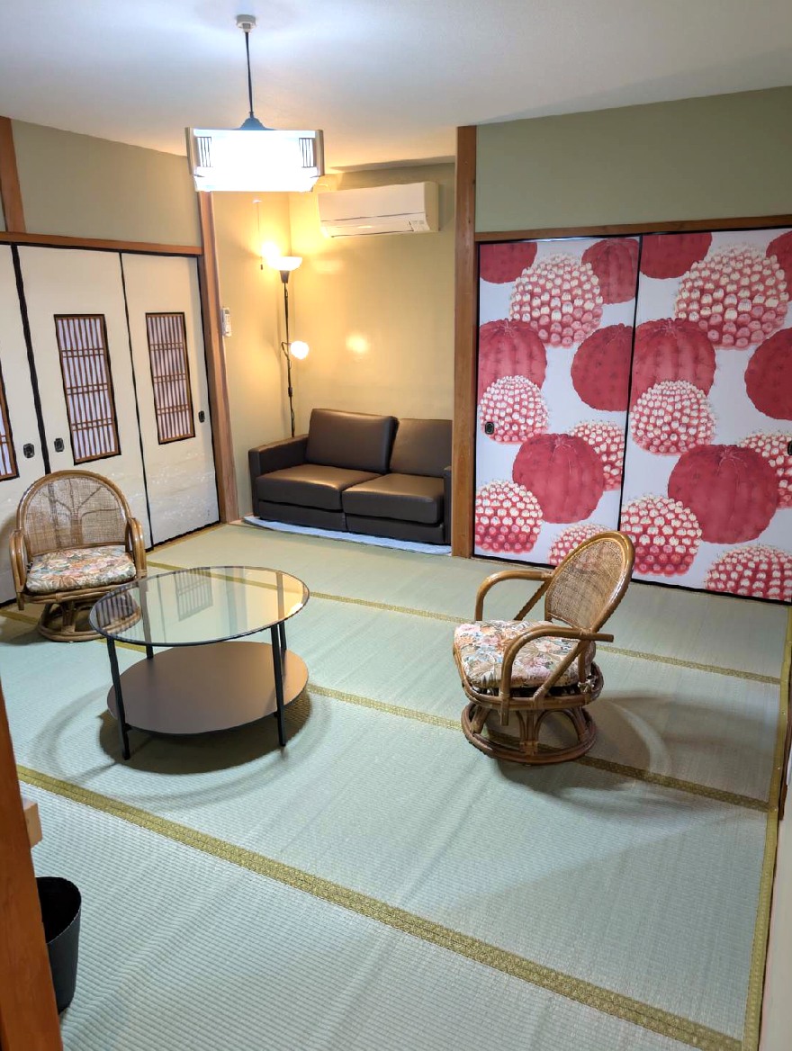 Living room with rattan chairs and retro floral fusuma